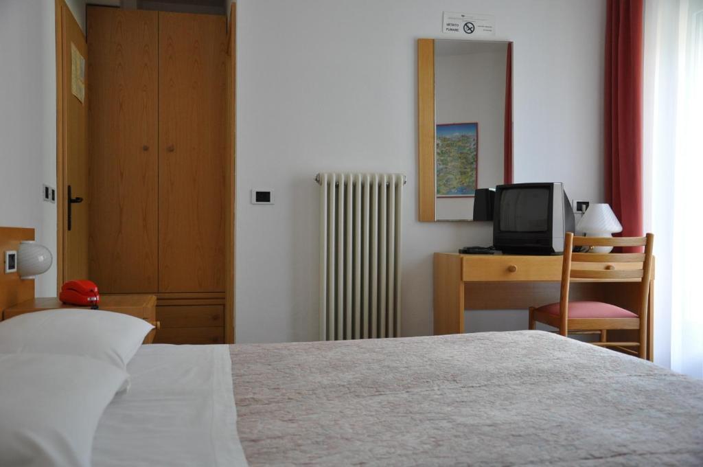 Hotel Ideal Kalfein Zimmer foto