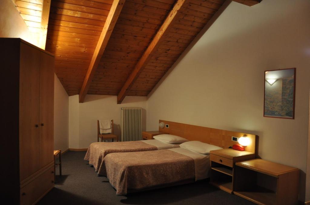 Hotel Ideal Kalfein Zimmer foto