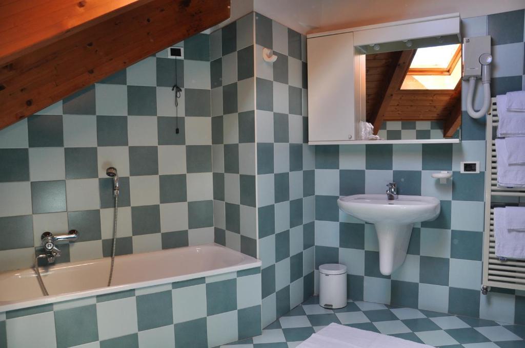 Hotel Ideal Kalfein Zimmer foto